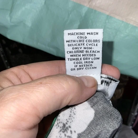 Carmen Marc Valvo Black Green White Floral 1/2 Sleeve Stretchy Blouse M - Picture 9 of 10